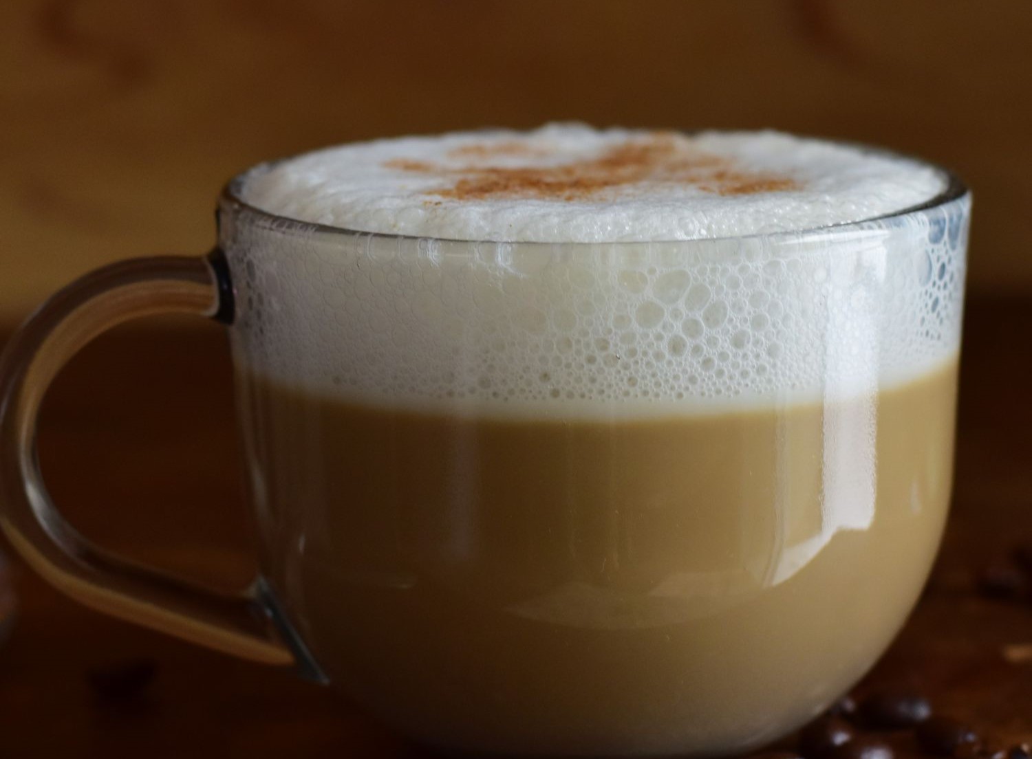 Copo de Café Latte com arte na espuma